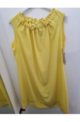 Žlté elegantné dámske šaty.